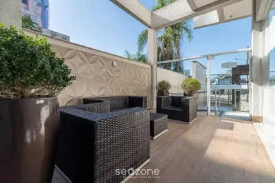 Uma varanda ou terraço em Apt 2Q Moderno 80m da Praia de Mariscal IML0107