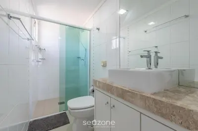 Uma casa de banho em Apto aconchegante 3Q com varanda vista mar CET1702