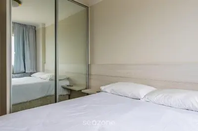 Uma cama ou camas num quarto em Apto aconchegante 3Q com varanda vista mar CET1702
