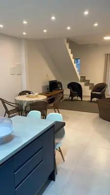 Uma área de estar em Lindo Sobrado em Camboriú