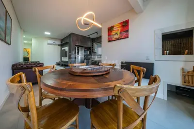 Uma área de estar em Apartamento com 2 quartos Bombinhas