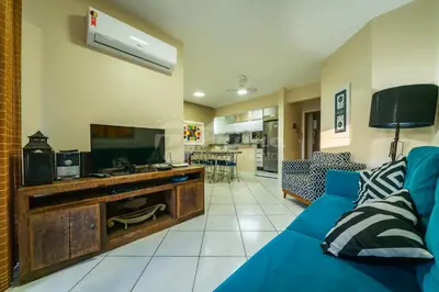 Uma televisão e/ou sistema de entretenimento em Lindo Apartamento a 150m da Praia- Residencial Ilhas do Caribe