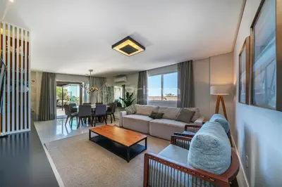 Uma área de estar em Varandas do Atlântico 201 A - Excelente Apartamento em Condomínio Pé na Areia na praia de Bombas