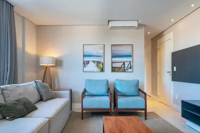 Uma televisão e/ou sistema de entretenimento em Varandas do Atlântico 201 A - Excelente Apartamento em Condomínio Pé na Areia na praia de Bombas