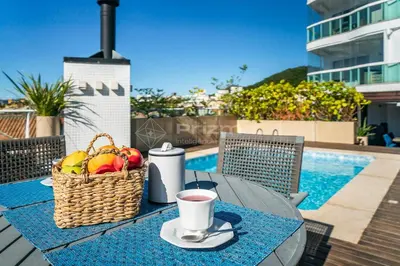 A piscina em ou perto de Varandas do Atlântico 201 A - Excelente Apartamento em Condomínio Pé na Areia na praia de Bombas