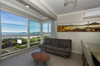 A planta de Yasmin 102 – Lindo Apartamento com Vista Panorâmica para o Mar em Quatro Ilhas, com Roupa de Cama e Toalhas Inclusas.