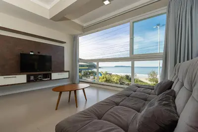 A planta de Yasmin 102 – Lindo Apartamento com Vista Panorâmica para o Mar em Quatro Ilhas, com Roupa de Cama e Toalhas Inclusas.