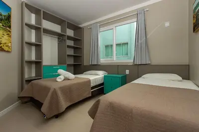 A planta de Yasmin 102 – Lindo Apartamento com Vista Panorâmica para o Mar em Quatro Ilhas, com Roupa de Cama e Toalhas Inclusas.