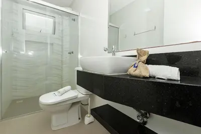 A planta de Yasmin 102 – Lindo Apartamento com Vista Panorâmica para o Mar em Quatro Ilhas, com Roupa de Cama e Toalhas Inclusas.
