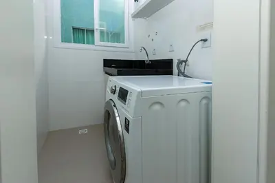 A planta de Yasmin 102 – Lindo Apartamento com Vista Panorâmica para o Mar em Quatro Ilhas, com Roupa de Cama e Toalhas Inclusas.