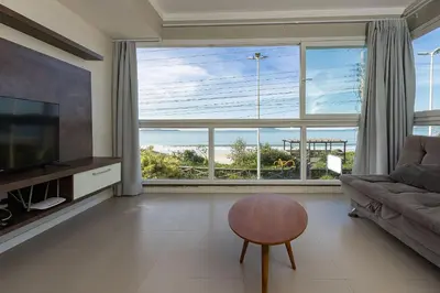 A planta de Yasmin 102 – Lindo Apartamento com Vista Panorâmica para o Mar em Quatro Ilhas, com Roupa de Cama e Toalhas Inclusas.