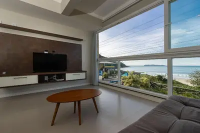 A planta de Yasmin 102 – Lindo Apartamento com Vista Panorâmica para o Mar em Quatro Ilhas, com Roupa de Cama e Toalhas Inclusas.