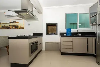 A planta de Yasmin 102 – Lindo Apartamento com Vista Panorâmica para o Mar em Quatro Ilhas, com Roupa de Cama e Toalhas Inclusas.