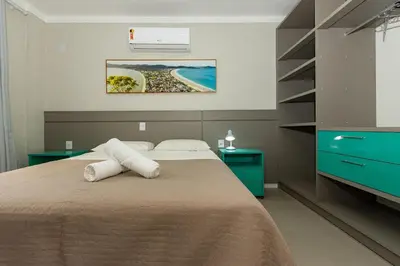 A planta de Yasmin 102 – Lindo Apartamento com Vista Panorâmica para o Mar em Quatro Ilhas, com Roupa de Cama e Toalhas Inclusas.