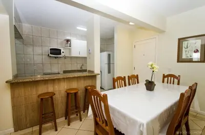 A cozinha ou kitchenette de APARTAMENTO NO CENTRO DE BOMBINHAS COM VISTA MAR - ap 303