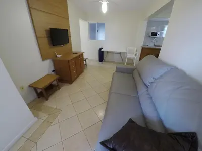Uma televisão e/ou sistema de entretenimento em APARTAMENTO NO CENTRO DE BOMBINHAS COM VISTA MAR - ap 303