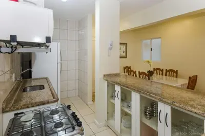 A cozinha ou kitchenette de APARTAMENTO NO CENTRO DE BOMBINHAS COM VISTA MAR - ap 303