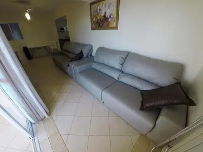 Uma área de estar em APARTAMENTO NO CENTRO DE BOMBINHAS COM VISTA MAR - ap 303