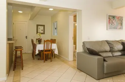 Uma área de estar em APARTAMENTO NO CENTRO DE BOMBINHAS COM VISTA MAR - ap 303