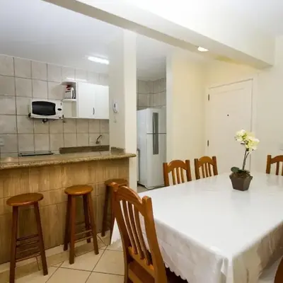 APARTAMENTO NO CENTRO DE BOMBINHAS COM VISTA MAR - ap 303