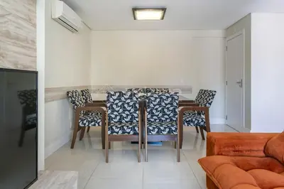 Uma área de estar em Porto Fino 204 - Aconchegante apartamento com 03 quartos com ótima localização