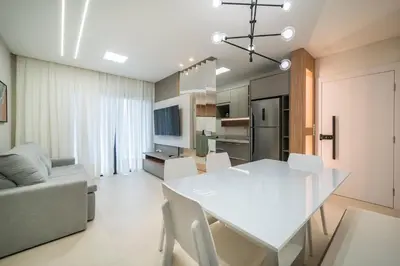 Uma televisão e/ou sistema de entretenimento em 304 Bl 03 Waldgarten Bombinhas - Condomínio a 50 m do Mar e Frente Avenida - Condomínio de Alto Padrão - Piscina - Academia - Salão de jogos