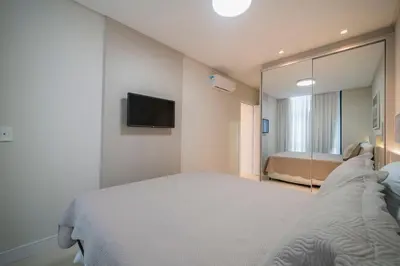 Uma cama ou camas num quarto em 304 Bl 03 Waldgarten Bombinhas - Condomínio a 50 m do Mar e Frente Avenida - Condomínio de Alto Padrão - Piscina - Academia - Salão de jogos