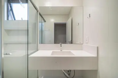 Uma casa de banho em 304 Bl 03 Waldgarten Bombinhas - Condomínio a 50 m do Mar e Frente Avenida - Condomínio de Alto Padrão - Piscina - Academia - Salão de jogos