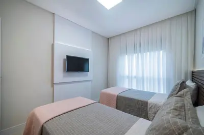 Uma cama ou camas num quarto em 304 Bl 03 Waldgarten Bombinhas - Condomínio a 50 m do Mar e Frente Avenida - Condomínio de Alto Padrão - Piscina - Academia - Salão de jogos