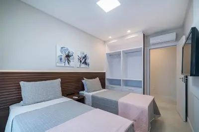 Uma cama ou camas num quarto em 304 Bl 03 Waldgarten Bombinhas - Condomínio a 50 m do Mar e Frente Avenida - Condomínio de Alto Padrão - Piscina - Academia - Salão de jogos