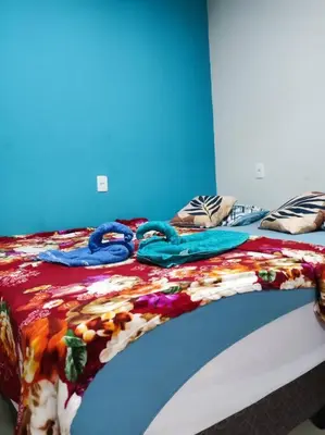Uma cama ou camas num quarto em Loft 1 com ar condicionado prox Praia Laranjeiras facil acesso pela BR101
