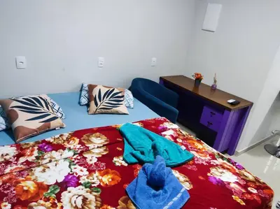 Uma cama ou camas num quarto em Loft 1 com ar condicionado prox Praia Laranjeiras facil acesso pela BR101