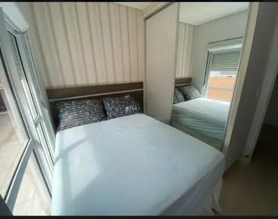 Uma cama ou camas num quarto em Quarto, o banheiro é de uso exclusivo do hóspede e fica localizado no corredor , piscina compartilhada, não é o apartamento inteiro, somente o quarto