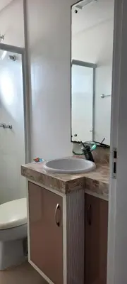 Uma casa de banho em Quarto, o banheiro é de uso exclusivo do hóspede e fica localizado no corredor , piscina compartilhada, não é o apartamento inteiro, somente o quarto