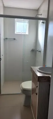 Uma casa de banho em Quarto, o banheiro é de uso exclusivo do hóspede e fica localizado no corredor , piscina compartilhada, não é o apartamento inteiro, somente o quarto