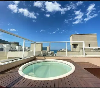 A piscina em ou perto de Quarto, o banheiro é de uso exclusivo do hóspede e fica localizado no corredor , piscina compartilhada, não é o apartamento inteiro, somente o quarto
