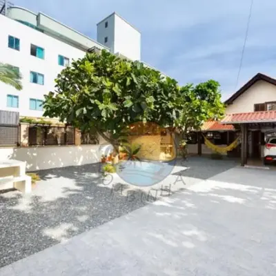 Linda Casa no Centro da Praia