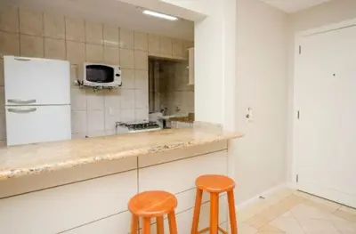 A cozinha ou kitchenette de Apartamento no Centro de Bombinhas Prédio na avenida Principal - ao lado de comércio em geral