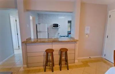 Uma casa de banho em Apartamento no Centro de Bombinhas Prédio na avenida Principal - ao lado de comércio em geral