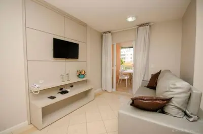Uma televisão e/ou sistema de entretenimento em Apartamento no Centro de Bombinhas Prédio na avenida Principal - ao lado de comércio em geral
