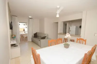 Uma área de estar em Apartamento no Centro de Bombinhas Prédio na avenida Principal - ao lado de comércio em geral