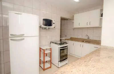 A cozinha ou kitchenette de Apartamento no Centro de Bombinhas Prédio na avenida Principal - ao lado de comércio em geral