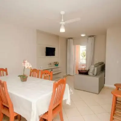 Apartamento no Centro de Bombinhas Prédio na avenida Principal - ao lado de comércio em geral
