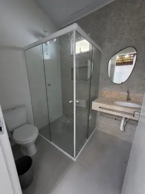Uma casa de banho em Residencial Chalés Rota do Sol Bombinhas - com cozinha