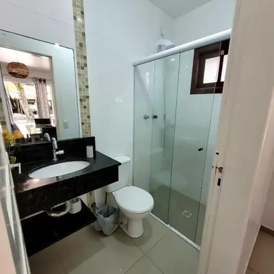 Uma casa de banho em Residencial Chalés Rota do Sol Bombinhas - com cozinha