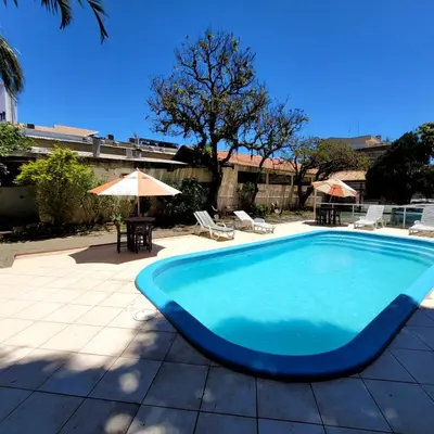 A piscina em ou perto de Residencial Chalés Rota do Sol Bombinhas - com cozinha