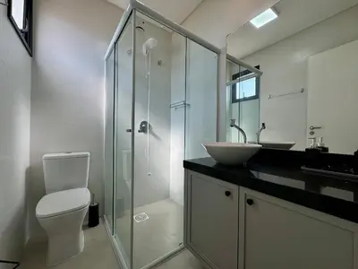 A planta de Lindo Apartamento com piscina em Bombas / SC