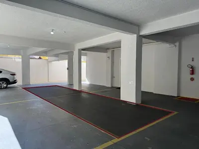A planta de Lindo Apartamento com piscina em Bombas / SC