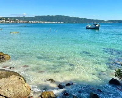 A planta de Lindo Apartamento com piscina em Bombas / SC