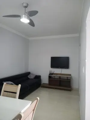 Uma televisão e/ou sistema de entretenimento em Casa 200m da praia, 8 pessoas, piso inferior
